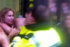 Joey Barton hùng hổ bên ngoài hộp đêm. (Nguồn: Internet)