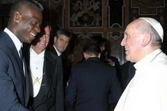 Balotelli gặp gỡ Giáo hoàng Francis tại Vatican. (Nguồn: AP)