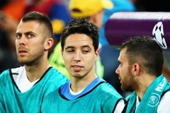 Samir Nasri (giữa) bị chỉ trích vì đã văng tục với một phóng viên. (Nguồn: Getty)