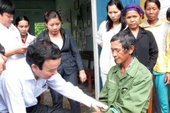 Khám, kiểm tra cho các bệnh nhân bị mắc bệnh ngoài da chưa rõ nguyên nhân tại xã Ba Điền. (Ảnh: Thanh Long/TTXVN)