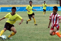 Một pha tranh bóng ở giải U15 toàn quốc báo Thiếu niên Tiền Phong năm 2009. (Ảnh: Lan Xuân/TTXVN) 