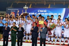 Các cầu thủ đội Triều Tiên hân hoan đón nhận Cúp vô địch. (Nguồn: TTXVN)