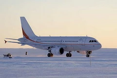 Một chuyến bay hạ cánh xuống đường băng bằng băng Wilkins. (Nguồn: thetimes.co.uk)