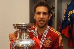 Jordi Alba và chiếc Cup vô địch EURO 2012. (Nguồn: Getty)