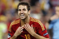 Fabregas thực hiện thành công cút sút ở loạt đá penalty cuối cùng và đem về chiến thắng cho Tây Ban Nha. (Nguồn: AP)