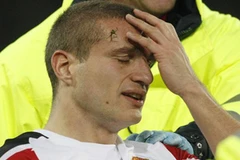 Vidic đau đớn với chấn thương ở trận đấu gặp Basel. (Nguồn: Reuters)