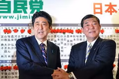 Cựu Thủ tướng Shinzo Abe (trái) và Tổng thư ký Shigeru Ishiba trong buổi niêm yết tên cử tri trong cuộc bầu cử Hạ viện ở Tokyo ngày 16/12. (Ảnh: AFP)
