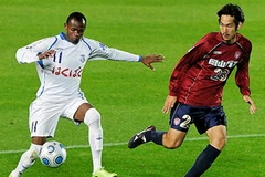 Ryujiro Ueda (phải) trong một pha tranh chấp bóng. (Nguồn: Getty)