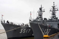 Tàu huấn luyện SHIRAYUKI (TV3517) và tàu hộ tống ISOYUKI (DD127) của lực lượng Tự vệ biển Nhật Bản cập cảng Tiên Sa. (Ảnh: Trần Lê Lâm/TTXVN)