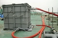 Thiết bị thanh lọc nước biển nhiễm xạ nồng độ cao gần cửa thoát nước Nhà máy điện hạt nhân Fukushima 1.