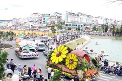 Đoàn xe hoa diễu hành quanh hồ Xuân Hương tại Festival hoa Đà Lạt. (Ảnh: Phương Vy/TTXVN)