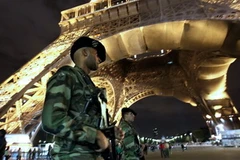 Binh sĩ Pháp tuần tra tại Tháp Eiffel ở thủ đô Paris sau khi có tin dọa đánh bom tại đây. (Nguồn: AFP/TTXVN) 