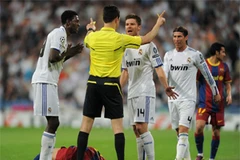 Adebayor tỏ ra bất mãn với quyết định của trọng tài. (Nguồn: Getty images)