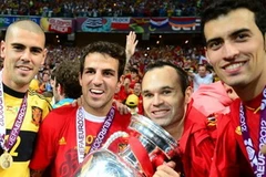 Fabregas và các đồng đội gửi tặng chức vô địch EURO cho Roque. (Nguồn: Getty)