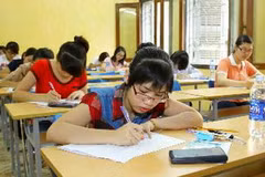 Các thí sinh thi môn toàn tại trường Đại học Hà Nội. (Ảnh: Qúy Trung/TTXVN)