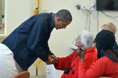 Tổng thống Barack Obama thăm nạn nhân bão Sandy tại khu trại tạm ở Brigantine ngày 31/10. (Ảnh: AFP/TTXVN)