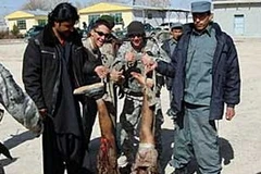 Lính Mỹ chụp ảnh với xác phiến quân. (Nguồn: Los Angeles Times)