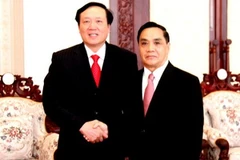 Thủ tướng Thongsinh Tham mavong tiếp đồng chí Nguyễn Hoà Bình. (Ảnh: Hoàng Chương/Vietnam+)