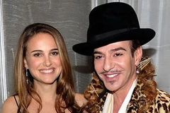 Galliano (phải) và Natalie Portman. (Nguồn: Internet)