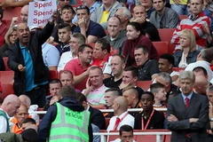 Cổ động viên Arsenal yêu cầu Wenger mua sắm. (Nguồn: Reuters)