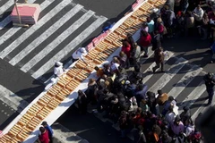 Chiếc bánh ngọt truyền thống Rosca de Reyes khổng lồ trưng bày tại quảng trường Zocalo ngày 4/1/2012. (Nguồn: THX/TTXVN)