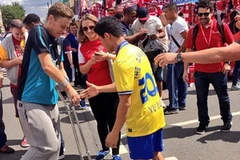 Vũ Xuân Tiến giao lưu với các cổ động viên Arsenal. (Nguồn: Arsenal)