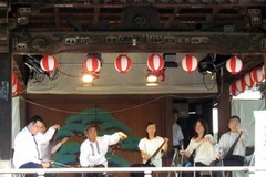 Ban nhạc Nhật Bản hòa tấu bằng những chiếc cưa