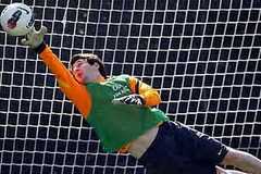 Pha bay người cứu bóng thần kỳ của Leo Messi trong một buổi tập luyện cùng Barca. (Ảnh: Mundo Deportivo)