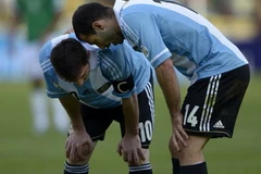 Messi và Mascherano thở hắt trên sân. (Nguồn: Getty)