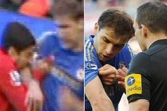 Hành động phản cảm của Suarez. (Nguồn: PA)