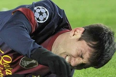 Lionel Messi đau đớn sau va chạm với thủ môn Artur của Benfica. (Nguồn: Getty)