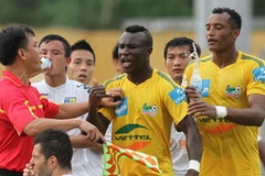 Trung vệ Firku (áo vàng bên phải) bị treo giò 4 trận. (Ảnh: Dân trí)