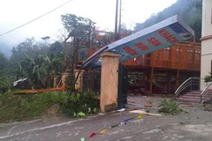 Cảnh tan hoang trước cổng Khách sạn Bưu Điện Vườn Quốc gia Ba Bể sau cơn lốc đêm 17/4. (Nguồn: Nguyễn Trình/TTXVN)