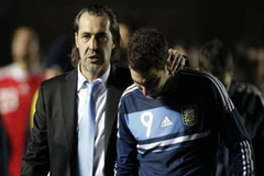 Sergio Batista an ủi cậu học trò Higuain. (Nguồn: Reuters)