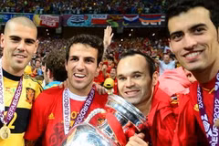 Fabregas và các đồng đội gửi tặng chức vô địch EURO cho Roque. (Nguồn: Getty)