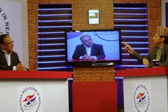 Người dẫn chương trình Rabi Lamichhane (phải) trong chương trình trò chuyện của mình. (Nguồn: AFP)