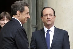 Tổng thống Pháp Hollande (phải) và người tiền nhiệm Sarkozy. (Nguồn: Getty)