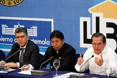 Ba trong số bốn trưởng đoàn tại buổi họp báo. (Ảnh: Bộ ngoại giao Ecuador) 