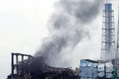 Khói bốc lên từ khu vực lò phản ứng số 3 của nhà máy điện Fukushima 1. (Ảnh: AFP/TTXVN)