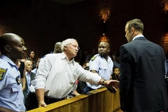 Ông Henke Pistorius và con trai tại tòa. (Nguồn: EPA)