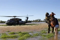 Cảnh sát cứu hộ một người dân bằng trự thắng. (Nguồn: AP)