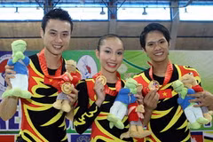 Nguyễn Tiến Phong, Vũ Bá Đông và Trần Thị Thế Hà đoạt Huy chương Vàng nội dung ba người. (Ảnh: Quang Nhựt/TTXVN) 