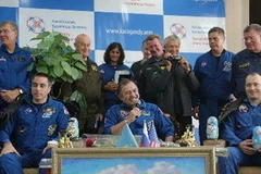 Các phi hành gia tại cuộc họp báo sau khi trở về Trái Đất. (Ảnh: AFP/TTXVN)