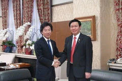 Bộ trưởng Bộ Tài chính Việt Nam Vương Đình Huệ và Bộ trưởng Tài chính Nhật Bản Jun Azumi. (Ảnh: PV/Vietnam+)