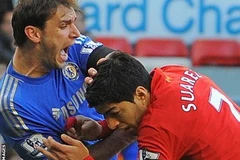 Luis Suarez cắn Ivanovic. (Nguồn: Getty)