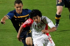 Theyab Awana (áo trắng) trong một pha đi bóng. (Nguồn: Getty)