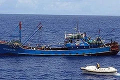 Tàu của lực lượng bảo vệ bờ biển Nhật và tàu cá Trung Quốc. (Nguồn: AP)