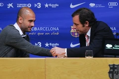 Chủ tịch Barca Rosell (phải) trong buổi lễ chia tay huấn luyện viên Pep Guardiola. (Nguồn: Getty)