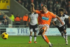 Cú sút phạt đền thành công của Adam. (Nguồn: Getty images)