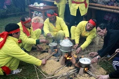 Nấu cơm thi - một nét đặc trưng của lễ hội chùa Keo. (Ảnh: Thế Duyệt/TTXVN)